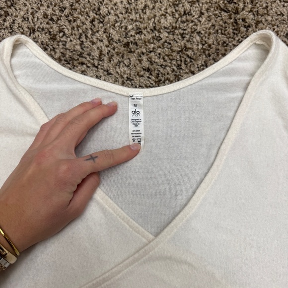 ALO Yoga Cream Long Sleeve Crop Top - Picture 2 of 3